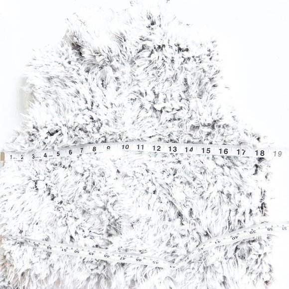 love token white faux fur button up vest with pockets - Picture 5 of 6